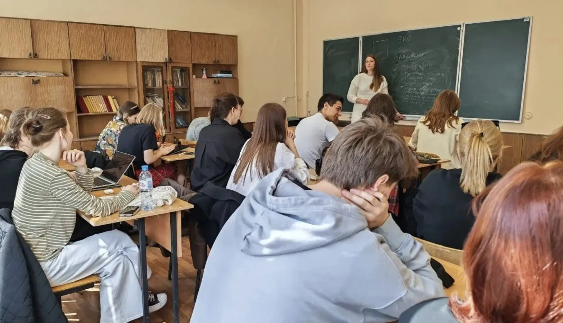 Хотела быть учителем в детстве. 20 лет работала с персоналом. А потом всё-таки встала к доске

В ста