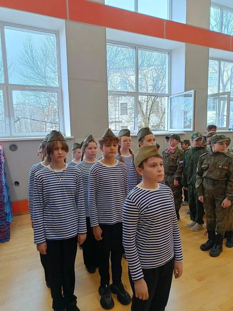 Сегодня в центре "Притяжение" школьники ходили строем. 🧑‍✈🧑‍✈👮 В Иванове состоялся смотр-конкурс стр