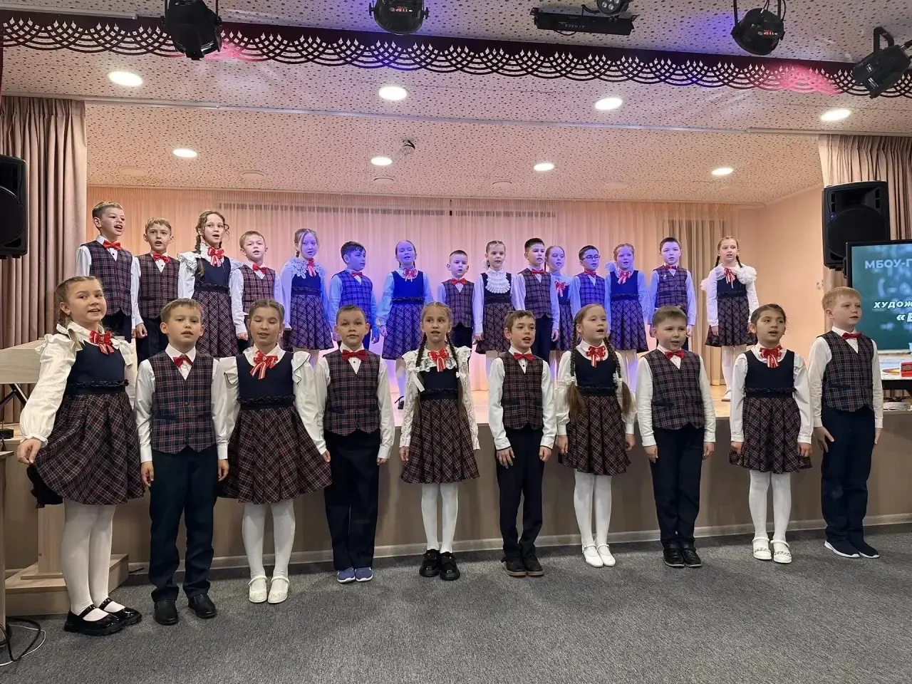 ✨ «В семье единой»: второклассники отмечают Год единства народов России! ✨  🎭 Сегодня в нашей школе 