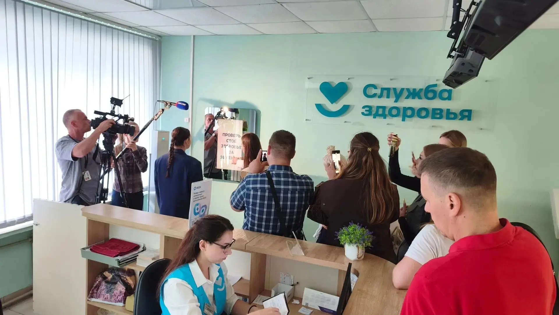 Медицинское ИИ-зеркало появилось в нашей поликлинике☺
 
Бесплатно, без очереди и за 10 секунд компле