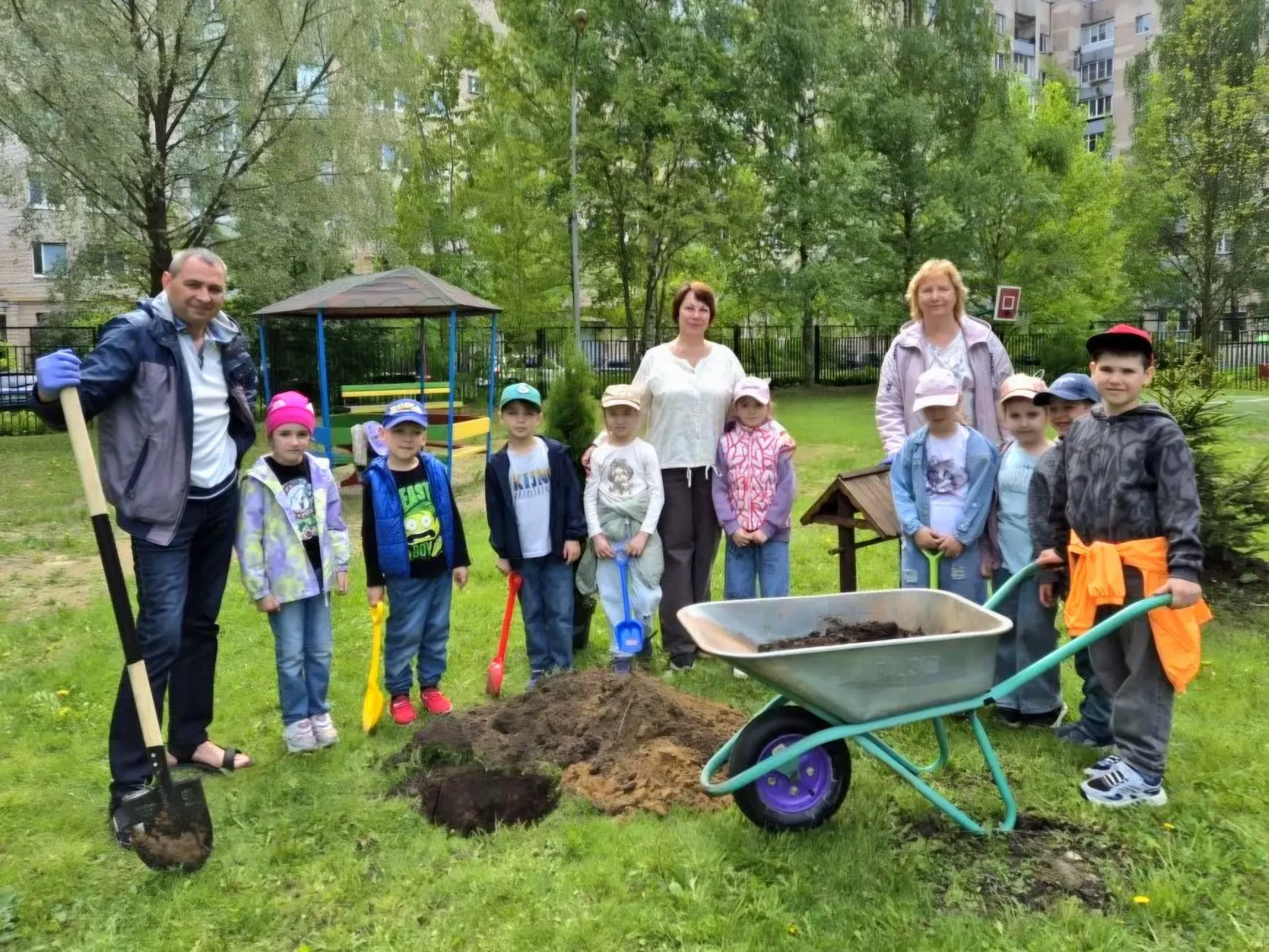 💫 Группа "Звёздочка" присоединилась к традиционной экологической акции наших выпускников.