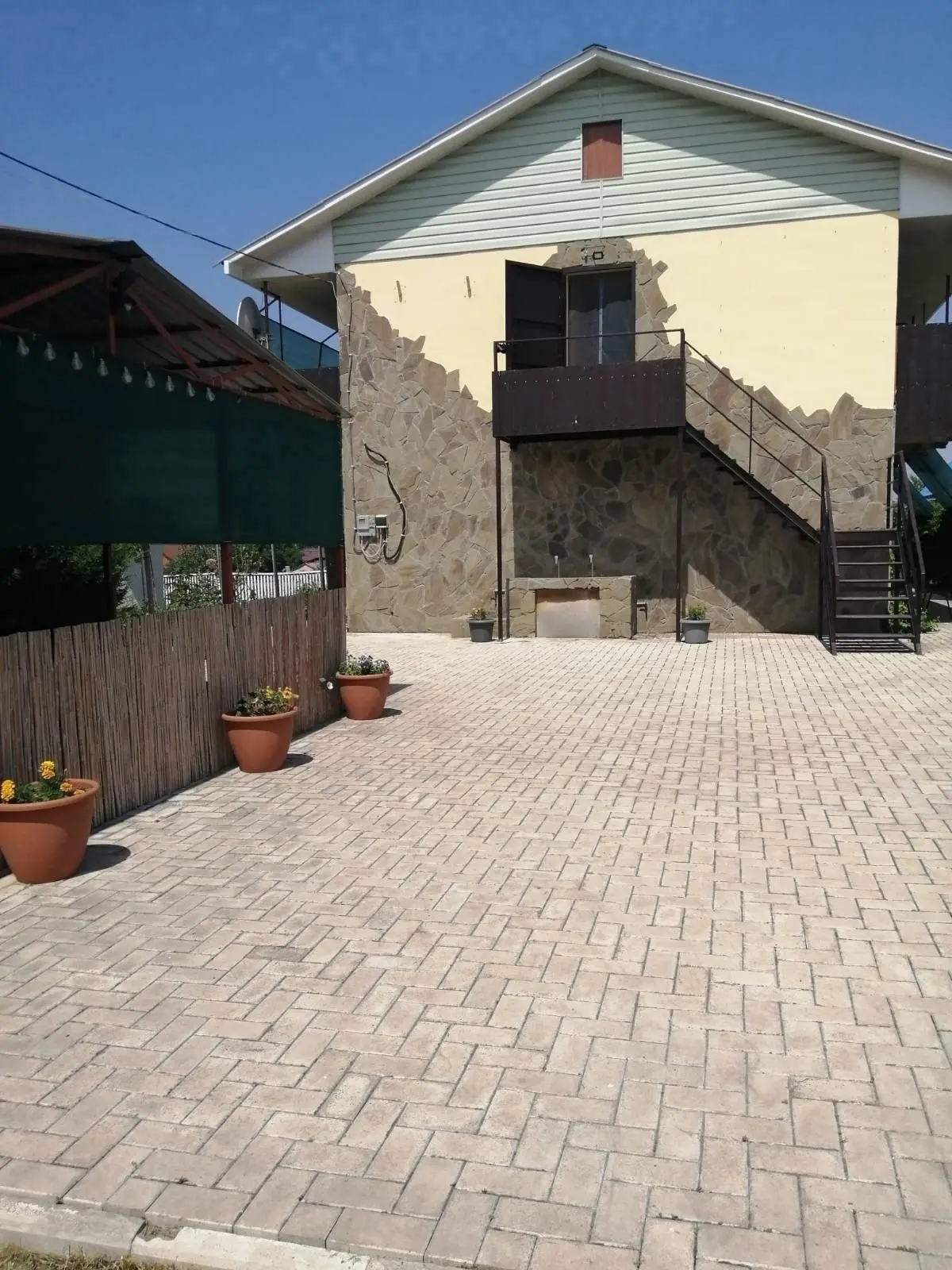 🌴 Гостиный двор "Солнечная Греция" приглашает Вас провести летний отдых в Урзуфе на побережье Азовс