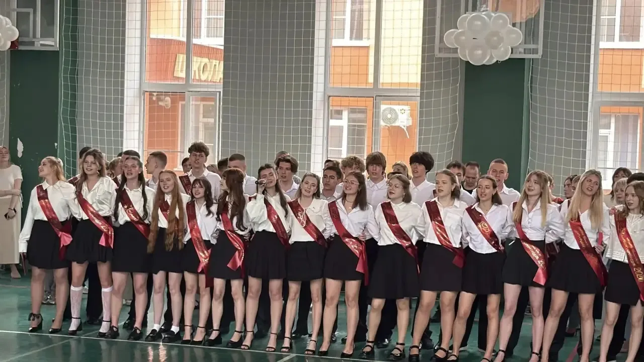 В школе №10 прозвенел последний звонок!!! В школе №10 состоялась торжественная линейка, посвящённая 