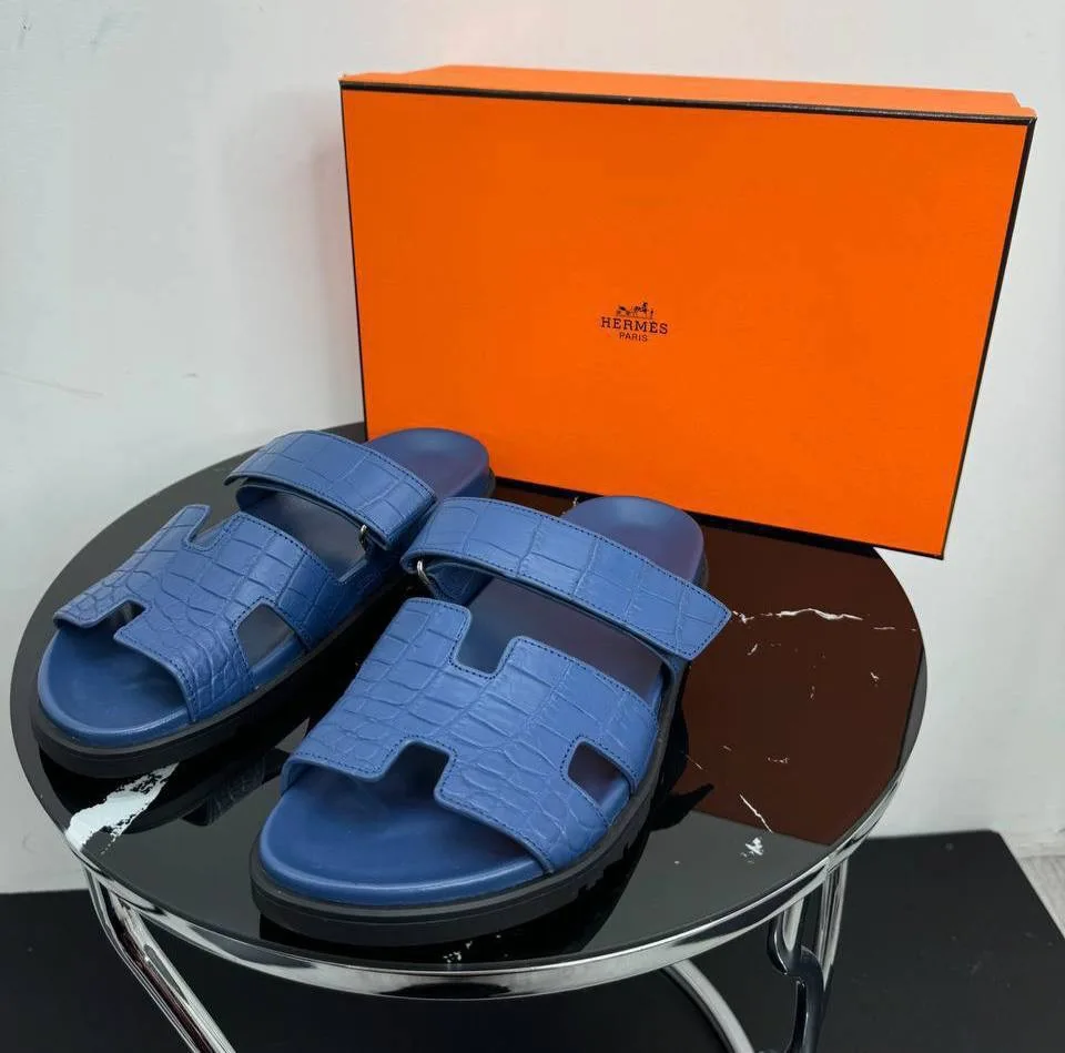 ✨ Тапки Hermes

➡️ Тапочки Hermes из синей кожи крокодила выполнены в сдержанной форме, где внимание