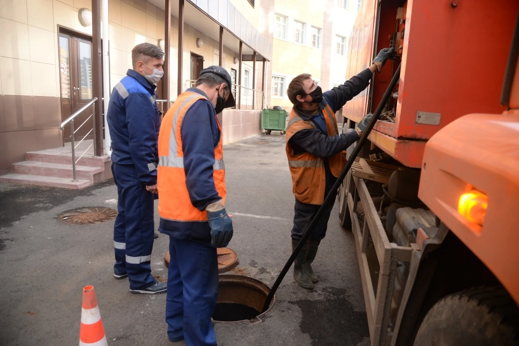 Скошенная трава оказалась врагом ливнёвки номер один 

Обработано больше тысячи дождеприёмных колодц