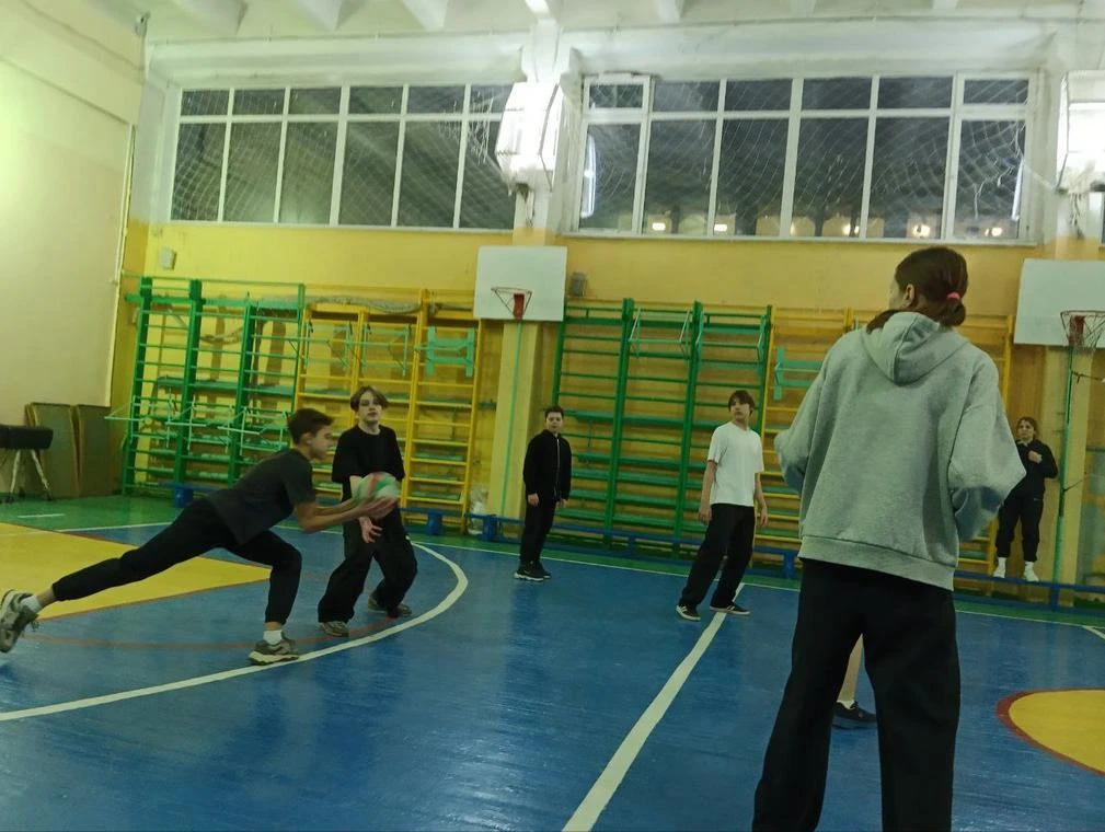 🏀 5 декабря в нашей школе состоялся турнир по пионерболу среди обучающихся 8-х классов, посвящённый 