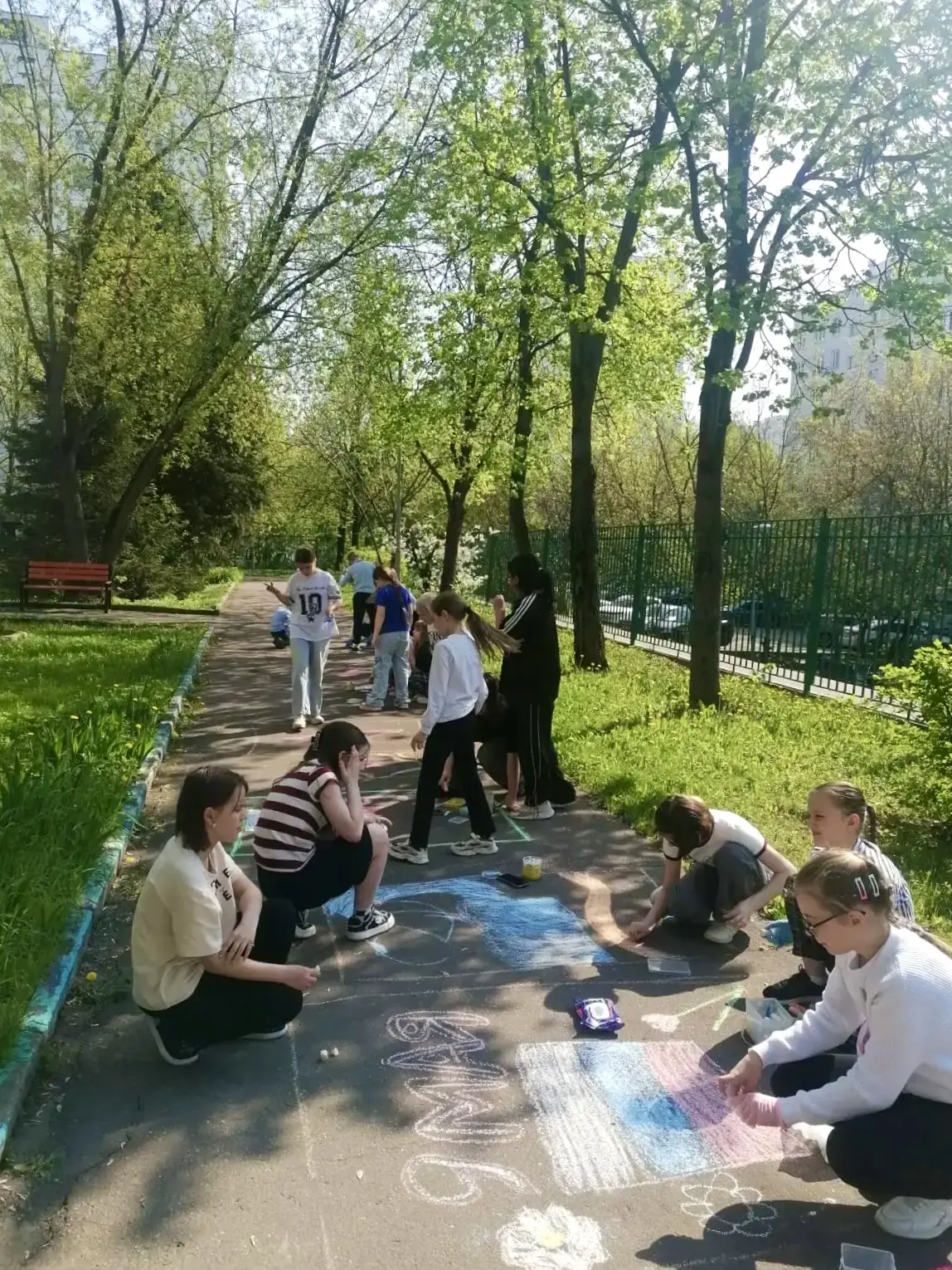 🎨 «Спасибо за Победу!» — школьная площадка превратилась в большую открытку для ветеранов    Ученики 