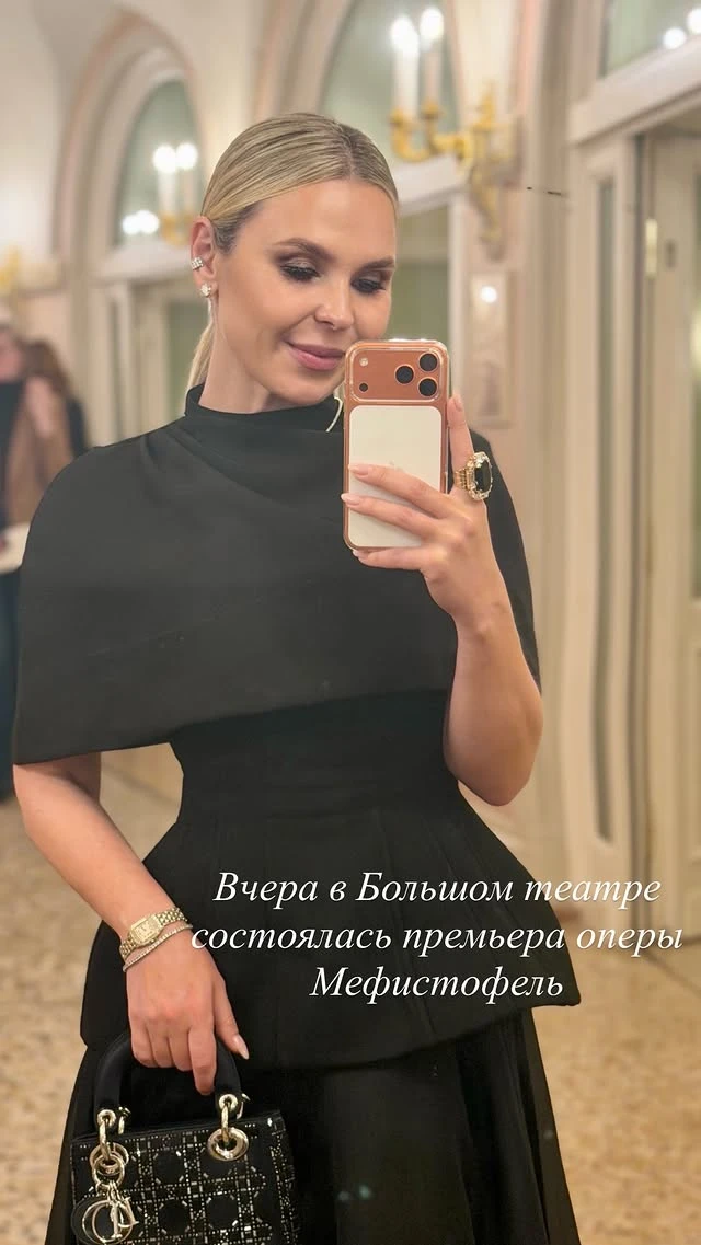 ✨Пелагея сменила свои концертные этно-наряды на вечернее платье. Артистка сходила в Бол...