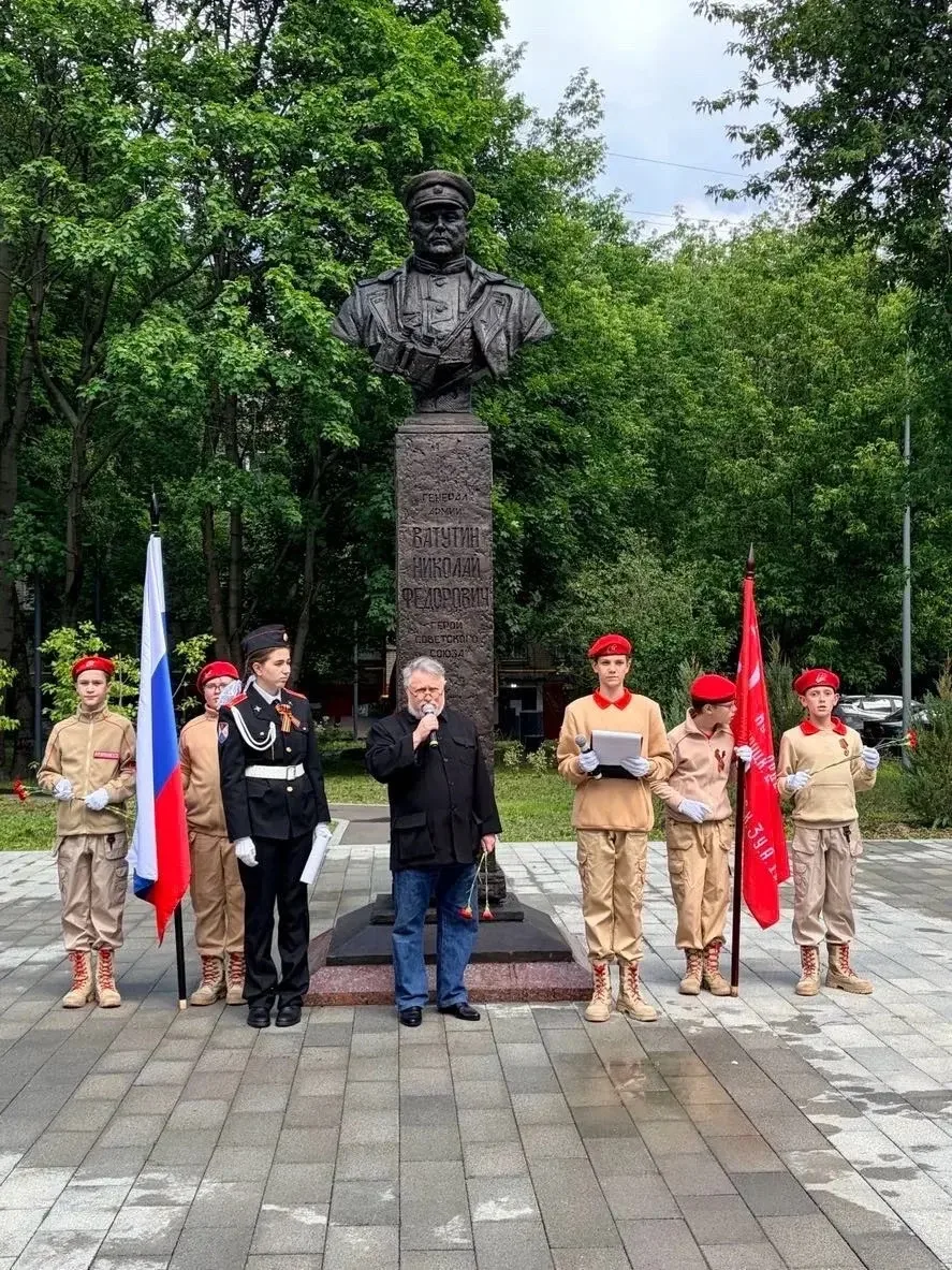 Сегодня у памятника Героя Советского Союза , генерала Ватутина Николая Федоровича прошло памятное ме
