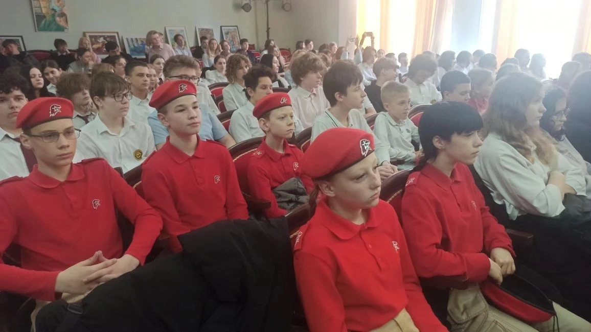Живая история Крымской весны: «Классная встреча» в Керчи 🇷🇺✨   В преддверии праздника наши ребята  с