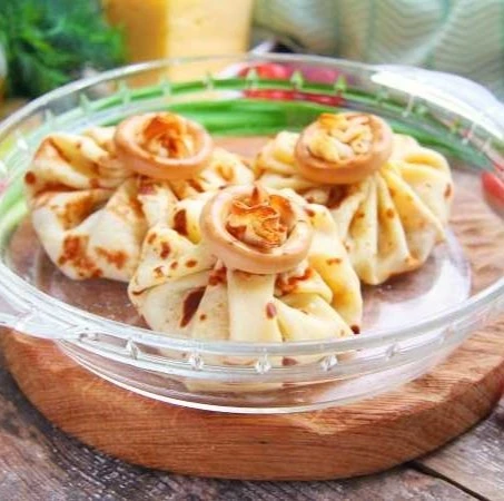 БЛИННЫЕ МЕШОЧКИ С КУРИЦЕЙ И ГРИБАМИ

Ингредиенты:
Для теста (на 5 блинов):
Яйцо - 1 шт.
Сахар - 1 ст