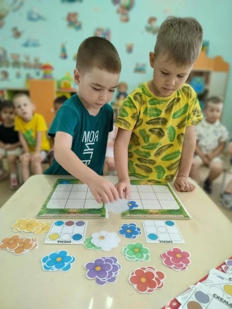 Сегодня в младшей группе  проводили увлекательную дидактическую игру 🌼«Посади цветы на клумбу»!🌸
Н