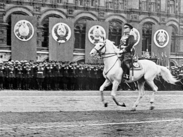 С Днем Победы, дорогие тюменцы! Вспомним, как прошел первый Парад Победы 1945 года.  Парад принимал 