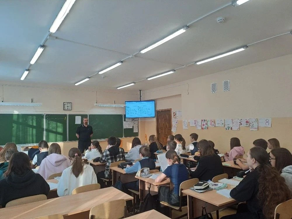 🚦В преддверии весенних каникул инспектор ГИБДД Орлов А.В. провел беседу о правилах дорожного движени