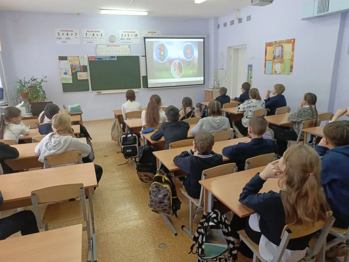 РАЗГОВОРЫ О ВАЖНОМ🇷🇺 Утро понедельника 02 марта 2026 года в школе традиционно началось с торжественн