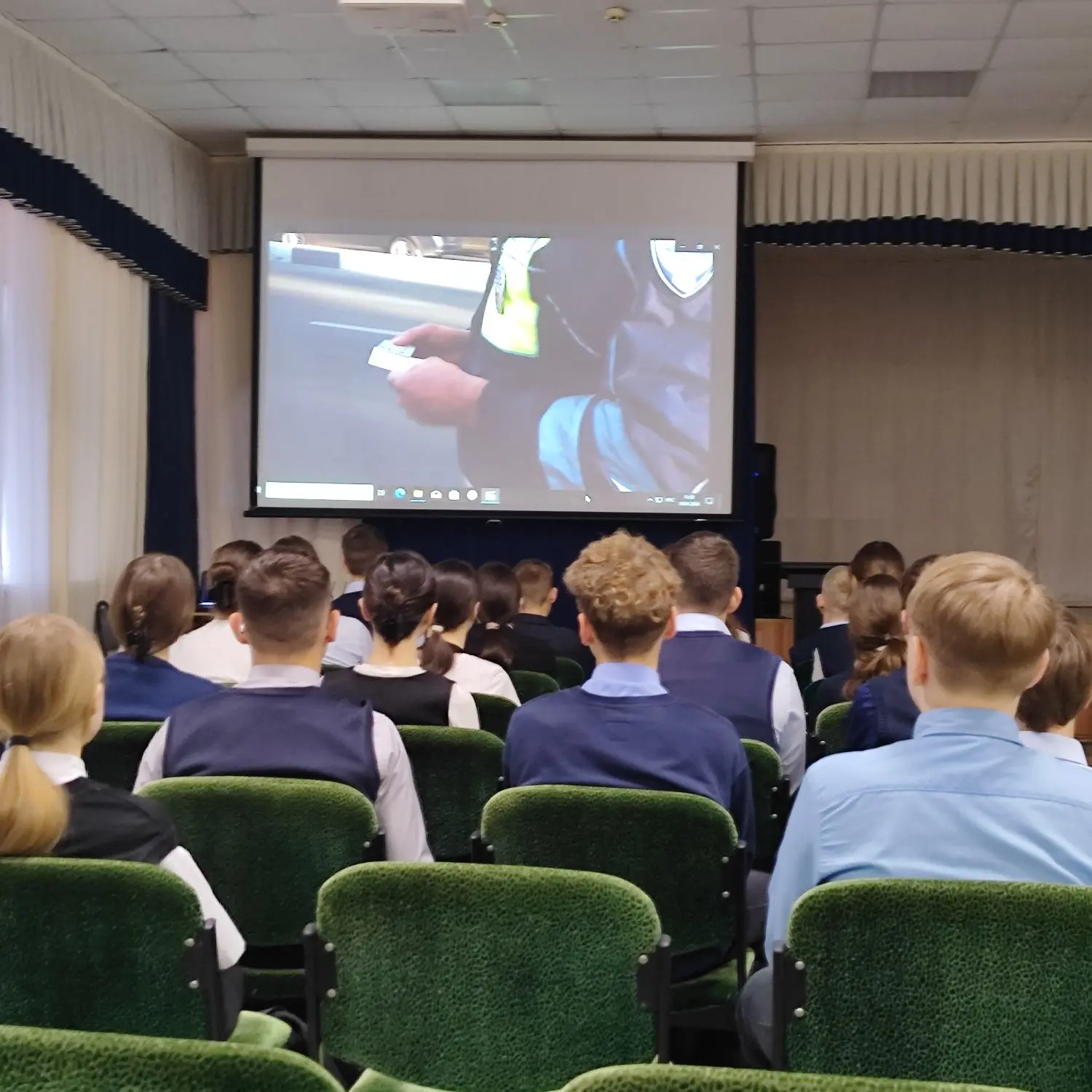 Мотоцикл — не игрушка: как в нашей гимназии прошёл урок безопасности 📹 «Мотоцикл в руках ребенка»: ж