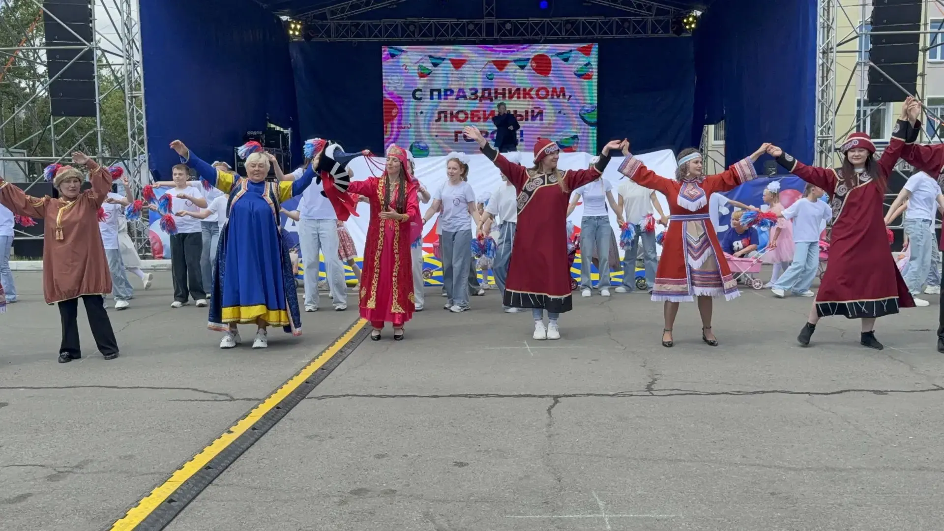 🎉 Праздник начался ярко: Поронайск закружился в хороводе дружбы народов и параде коляс...
