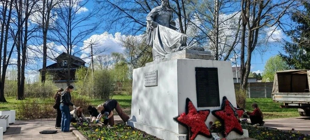 Вчера и сегодня — заботимся о памятниках нашего города! 🇷🇺 ☘ 4 мая ученики 8–9 классов ЦО №6 дружно 