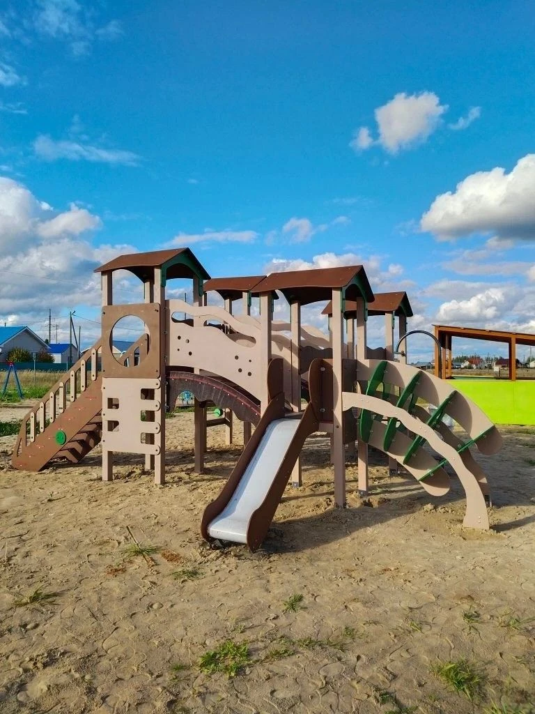 В Помоздино благоустроили новую детскую площадку 🧸