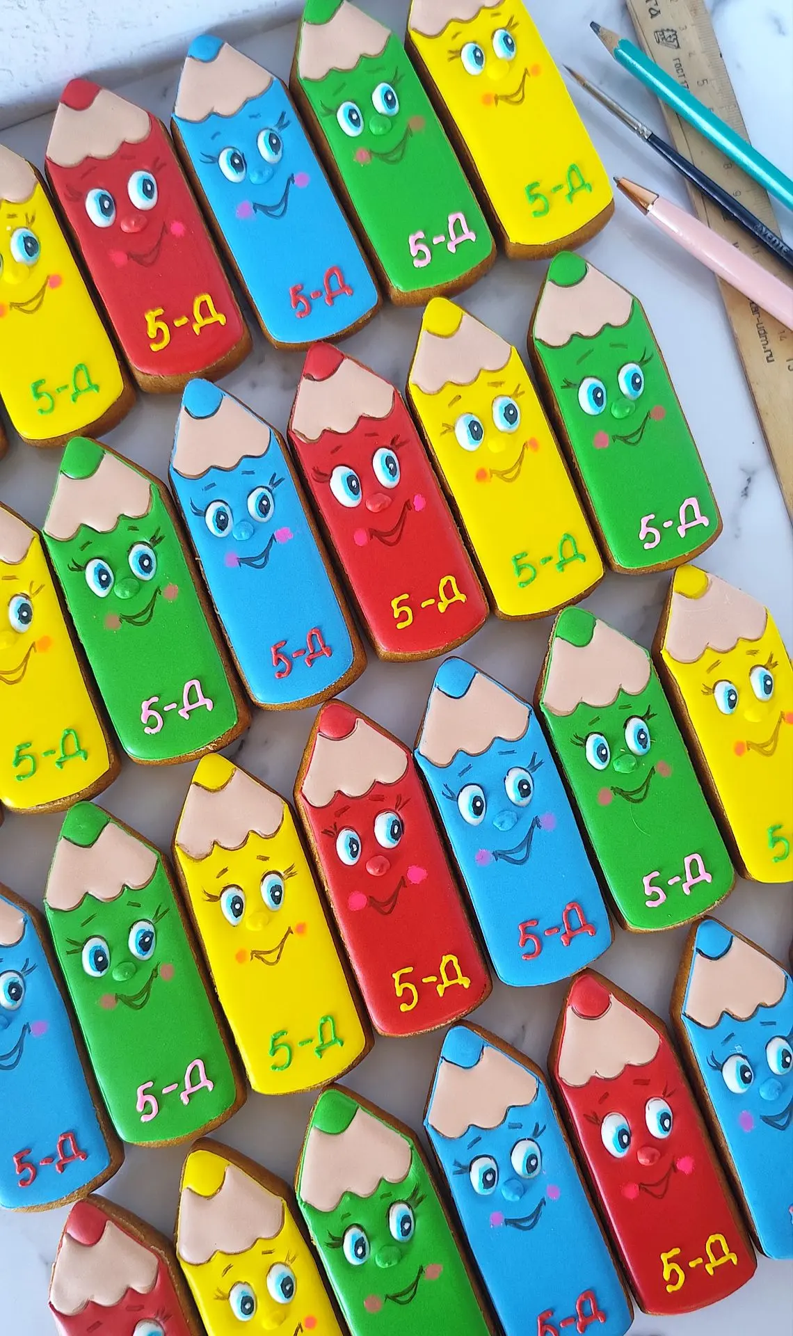 Красочные пряники - веселые карандаши для ребят из 5-Д класса 🖍️🔔👍