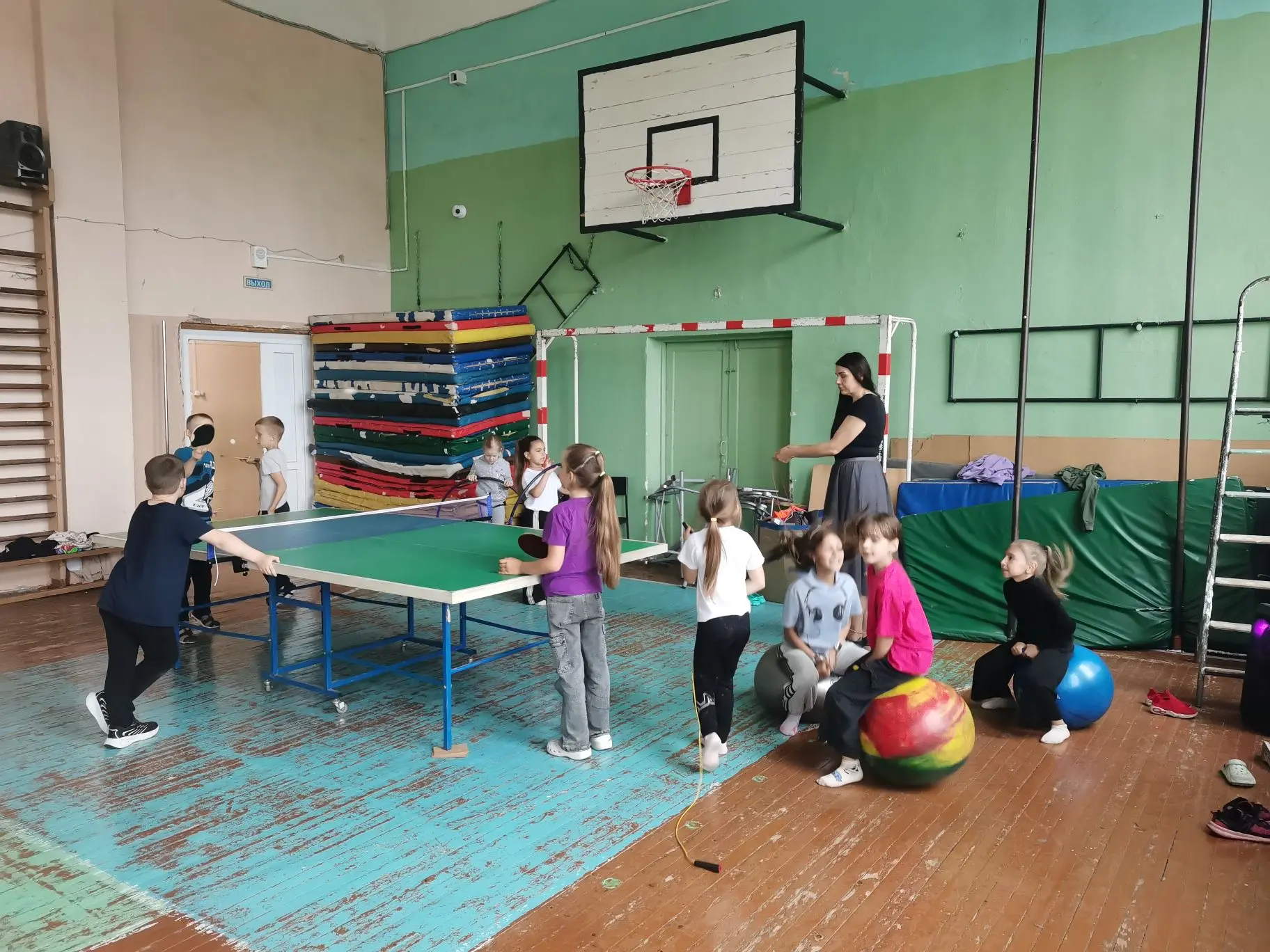 ⛹️ Спорт нам плечи расправляет, 
Силу, ловкость нам дает. 
Он нам мышцы развивает, 
На рекорды нас з