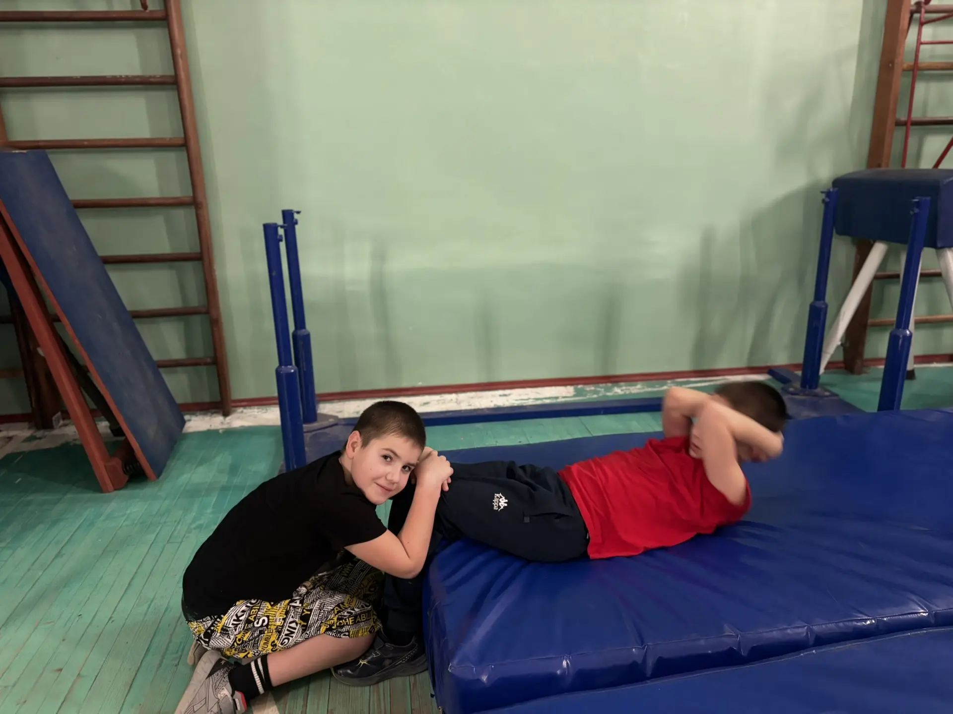 🏋️‍♀️ С радостью сообщаем, что в нашей школе продолжаются тренировки по гиревому спорту! Это уникаль