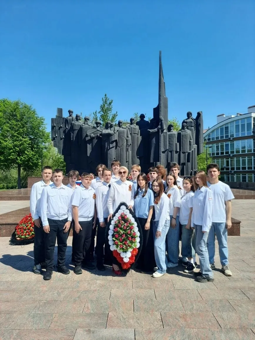 08.05.2026 студенты группы ВООП-243 возложили венок к памятнику погибшим войнам на Площади Победы от