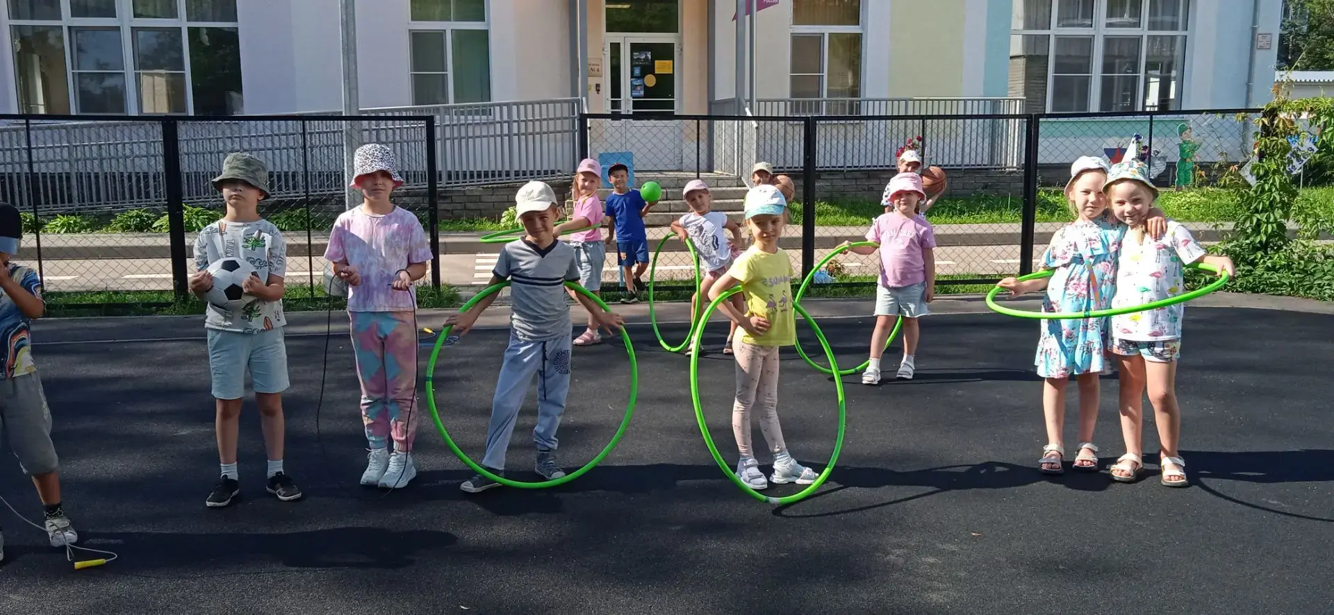 ✨✨✨На связи рубрика "Наши летние деньки". Сегодня хорошая погода и прогулка в группе 13...