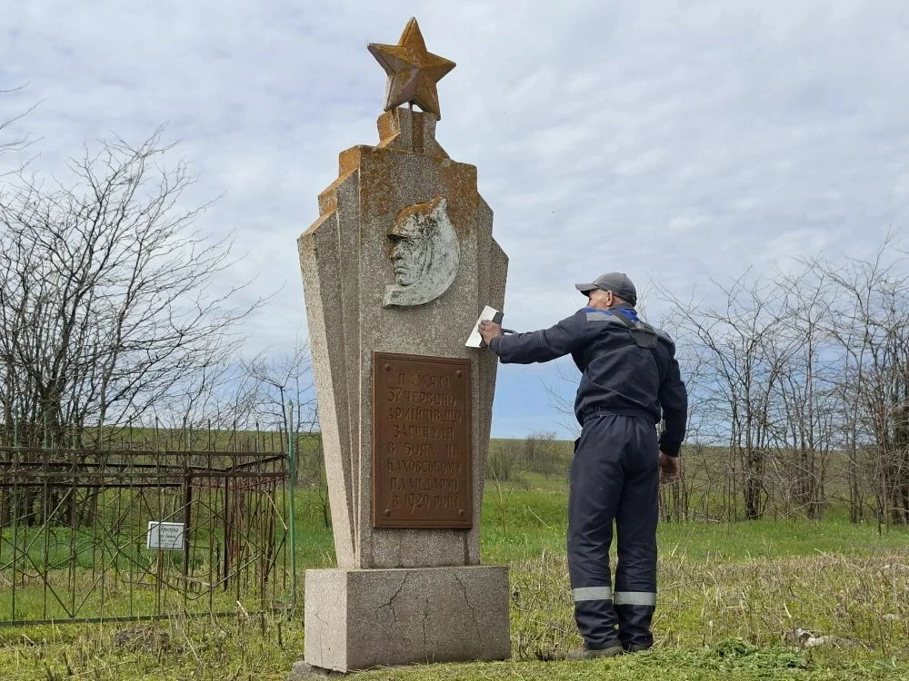 В Лукьяновке привели в порядок памятник и братскую могилу красноармейцев, погибших в Гражданскую вой