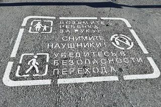 В Новосибирске на тротуарах у пешеходных переходов появились социальные надписи с призы...