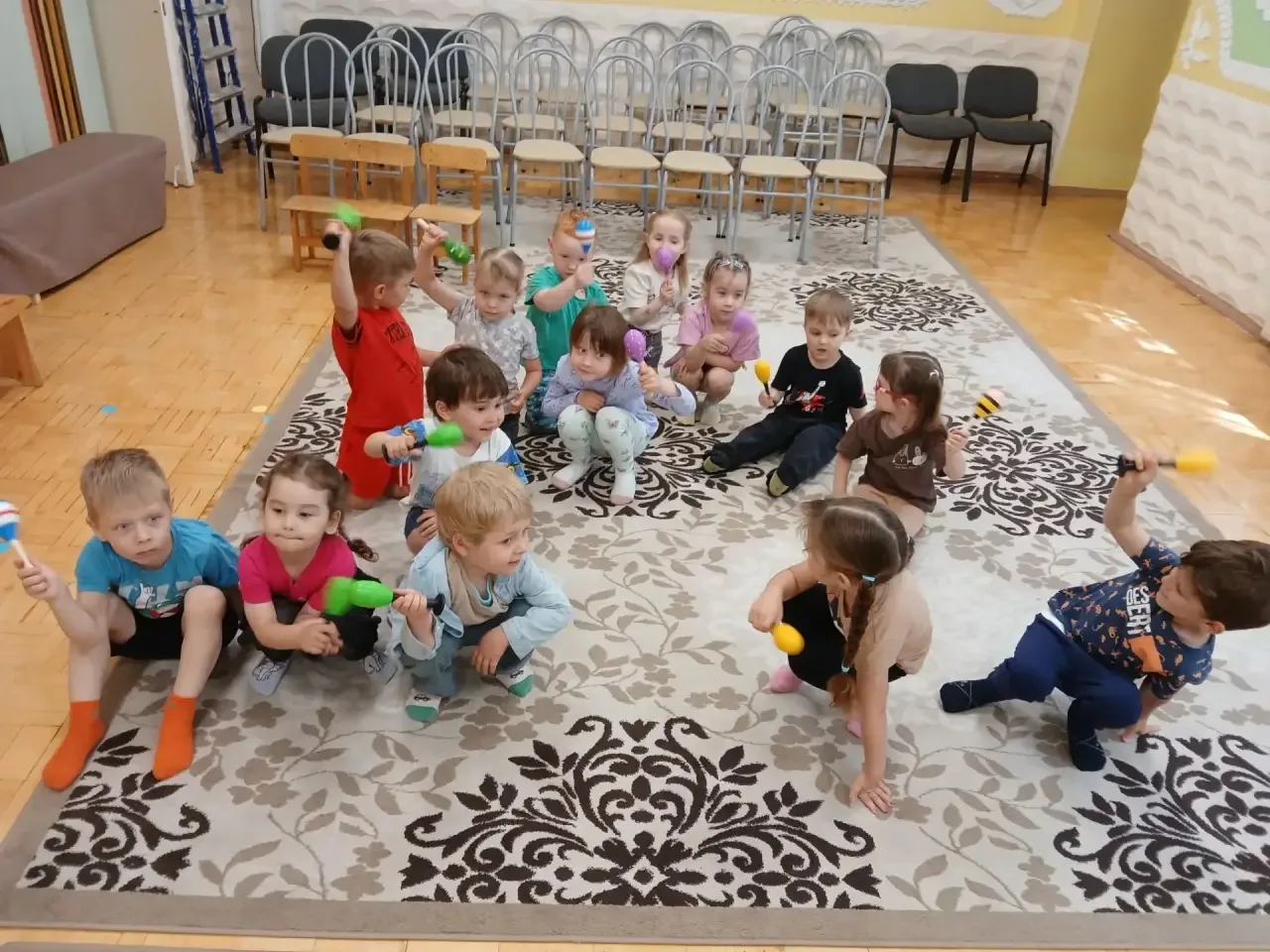 У ребят 1 корпуса в гостях колокольчик и маракас 🔔

Колокольчики привлекают красотой звучания, а вн