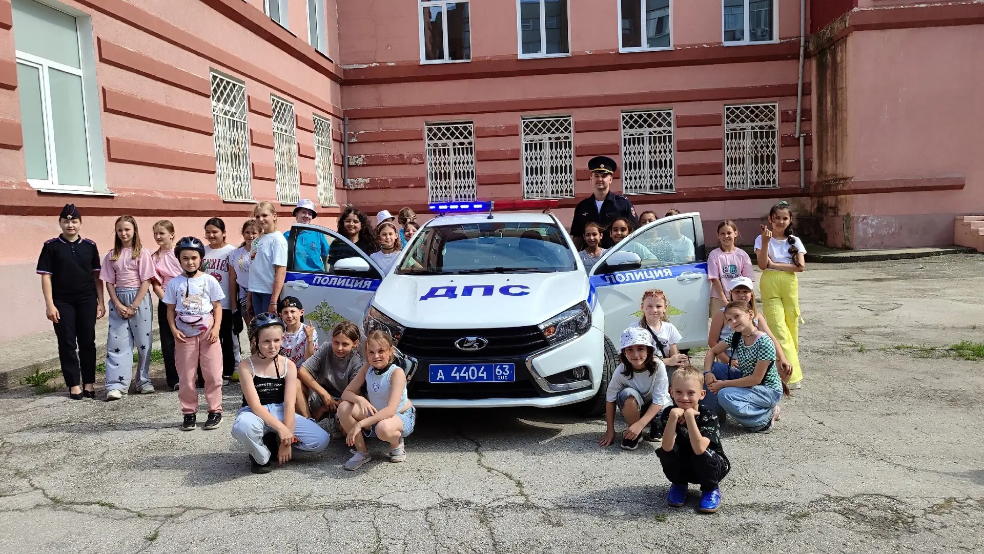 Каникулы с пользой!🚦

Сегодня наш отряд Юных инспекторов движения «Зебрята» принял участие во всеро