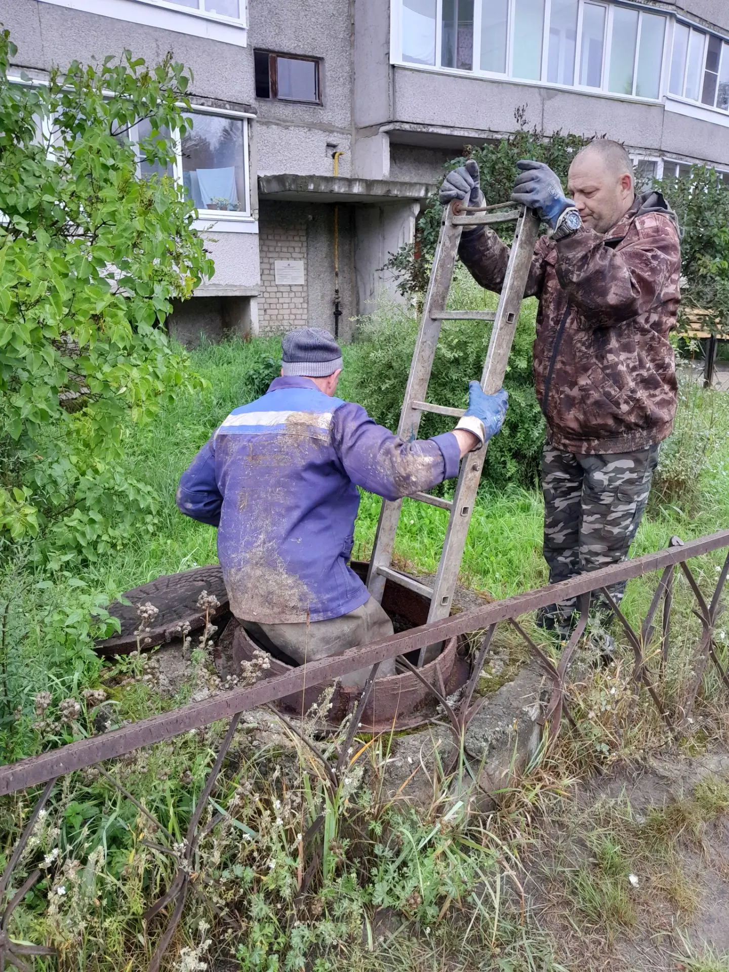 🚰 МУП «ШОКС»: бригада АВР пробила засор на ул. Просвещения, д. 16