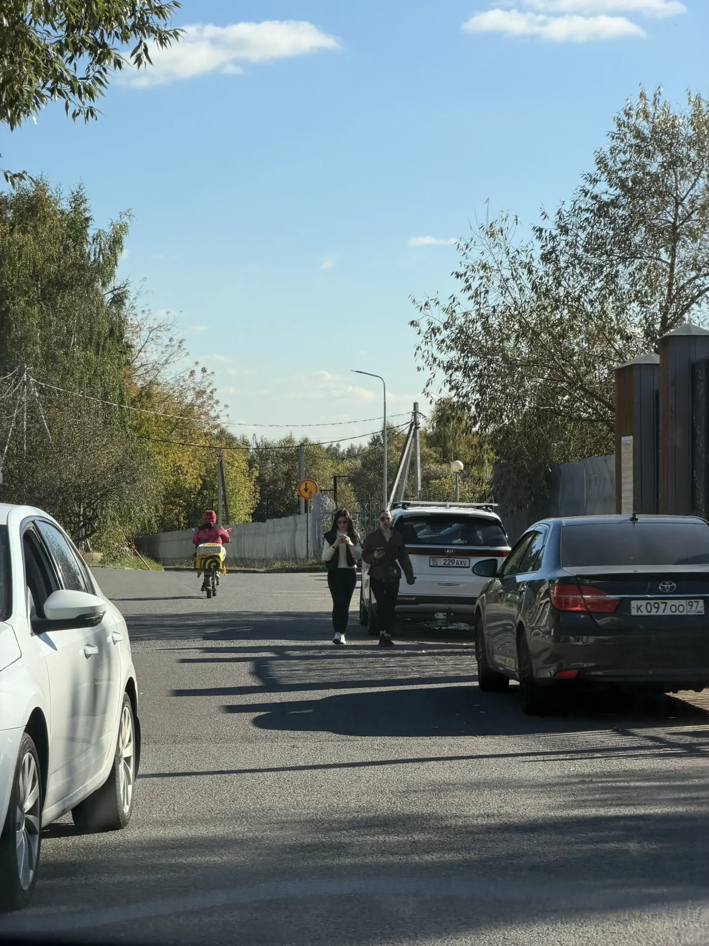 Возле парка Пыхтино некоторые автовладельцы позволяют себе парковаться с нарушением.