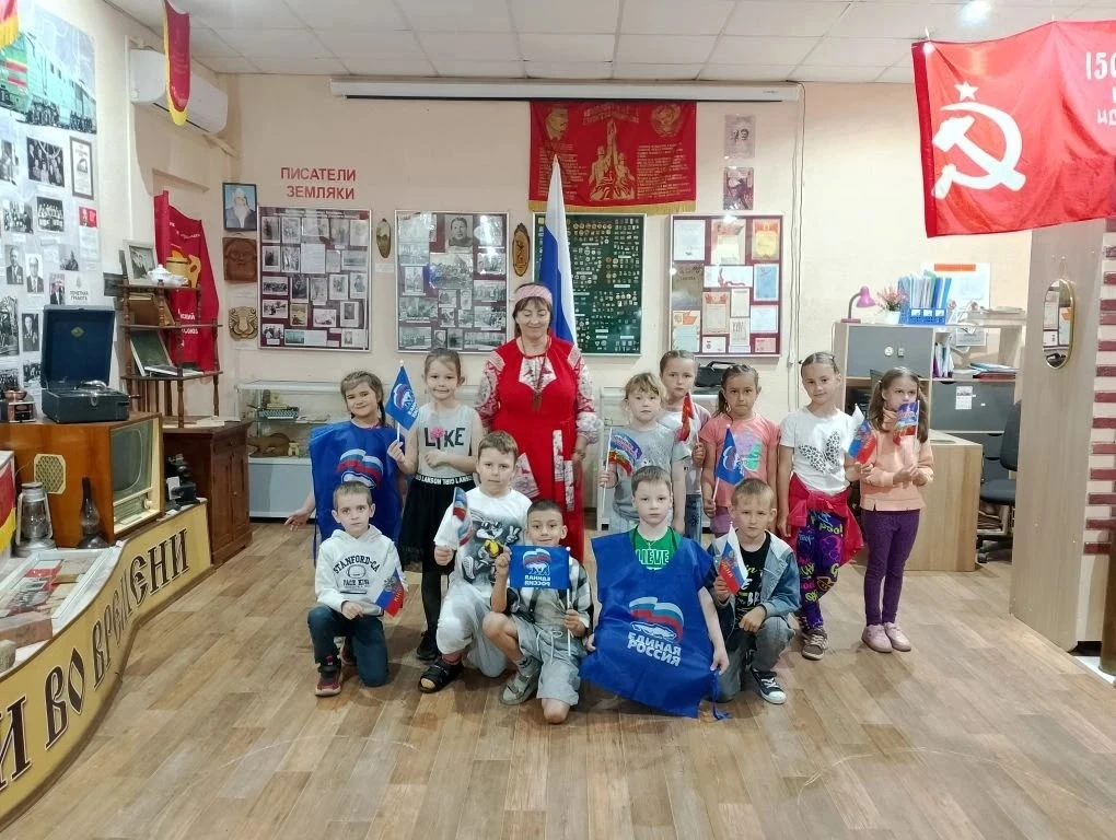 🤍💙❤️ «Я живу в России»

В преддверии главного праздника страны районный музей имени В.И. Клипеля п