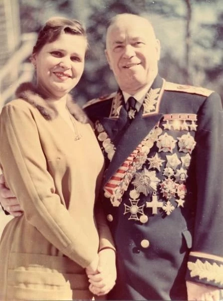 Маршал Победы и его жена Галина Александровна. 
 
1966 год. Фотограф: Виктор Темин.

История Отечест