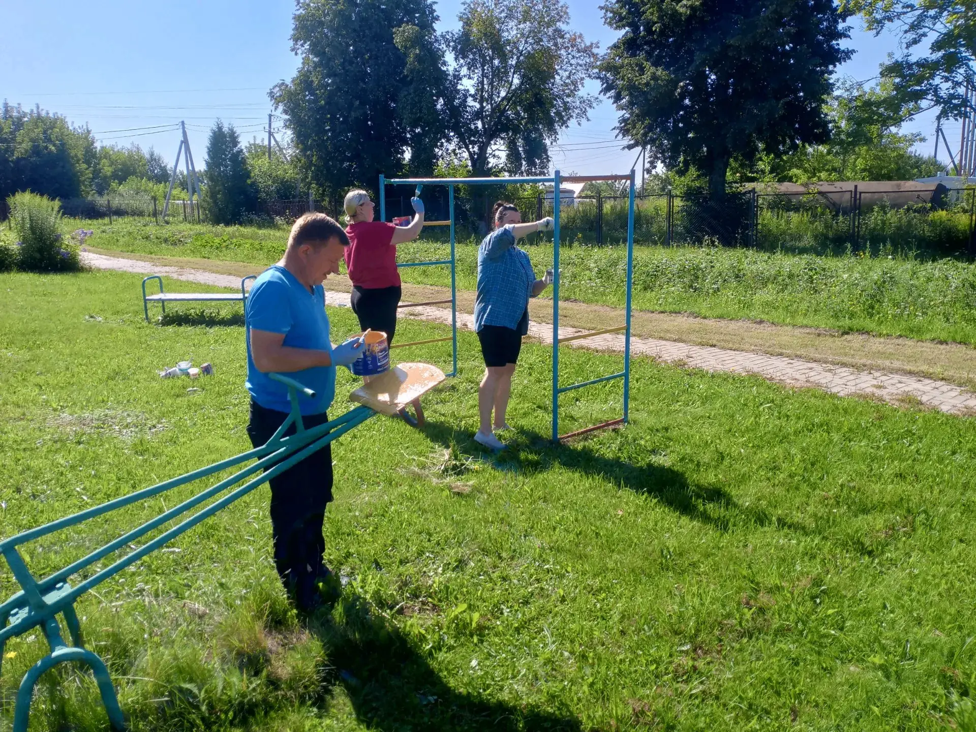 Сотрудники МКОУ "Ахлебининская СОШ" красят школьный городок к новому учебному году.

Будем надеяться