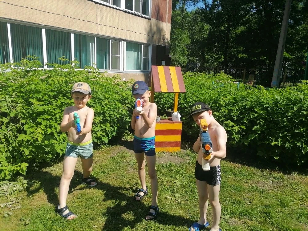 ☀️ Лето — прекрасная пора! Даже в детском саду можно устроить настоящий праздник с водой и брызгами.