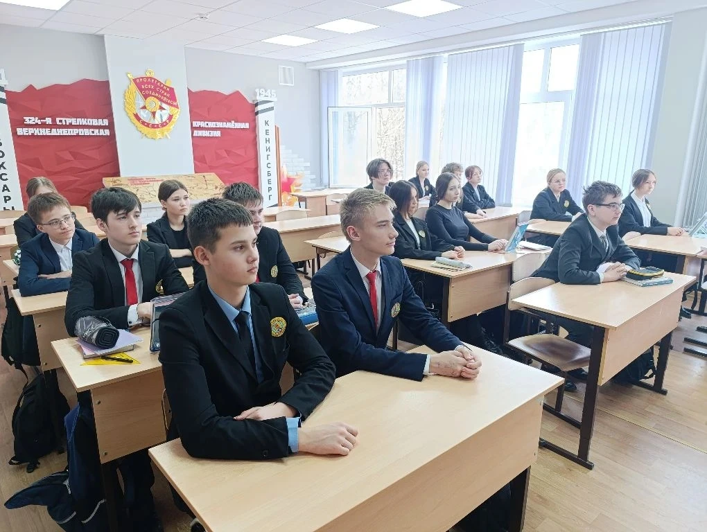 В 8в классе прошёл необычный урок обществознания. Ребята вместе с учителем Егоровой В.В. подключилис