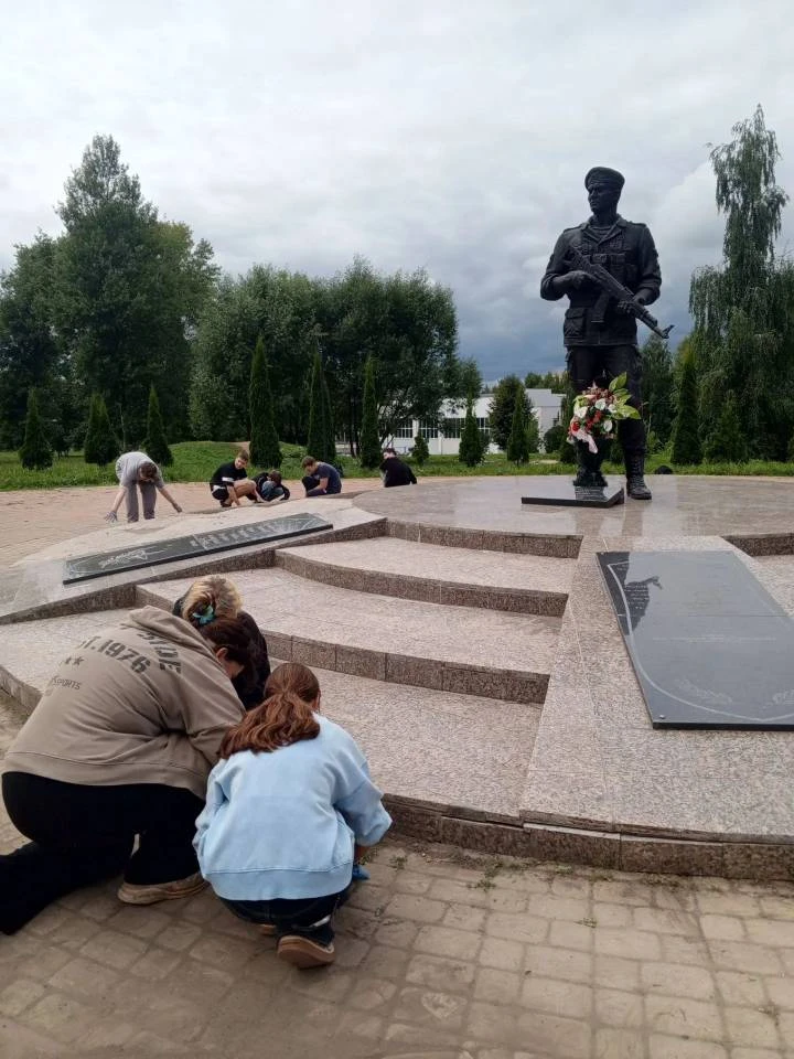 В преддверии Дня Государственного флага Российской Федерации волонтеры нашей школы заня...