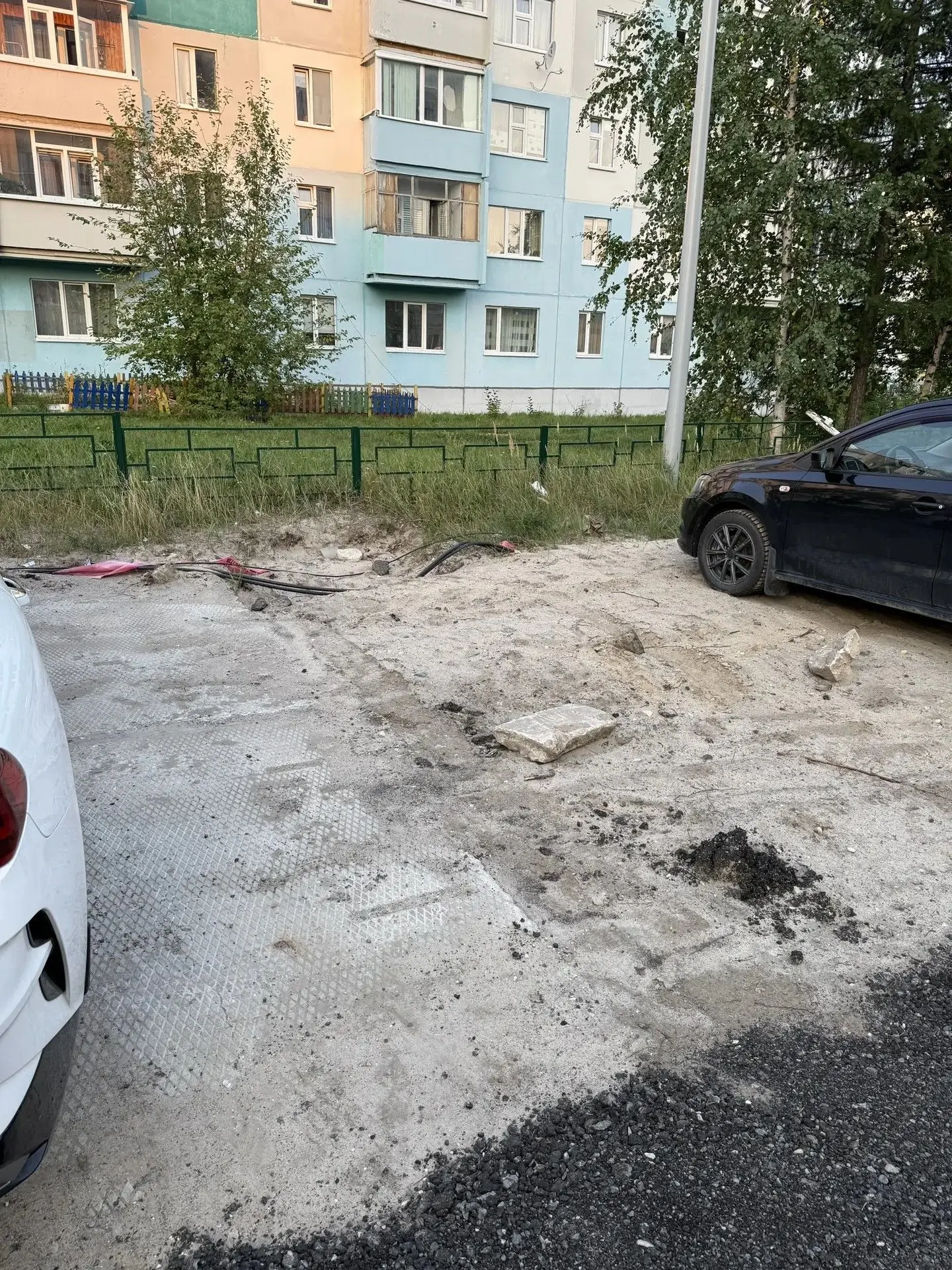 💭 Нам пишут: От Сбера до ТЦ Ноябрьский сделали дорогу, а убрать за собой забыли. Остав...
