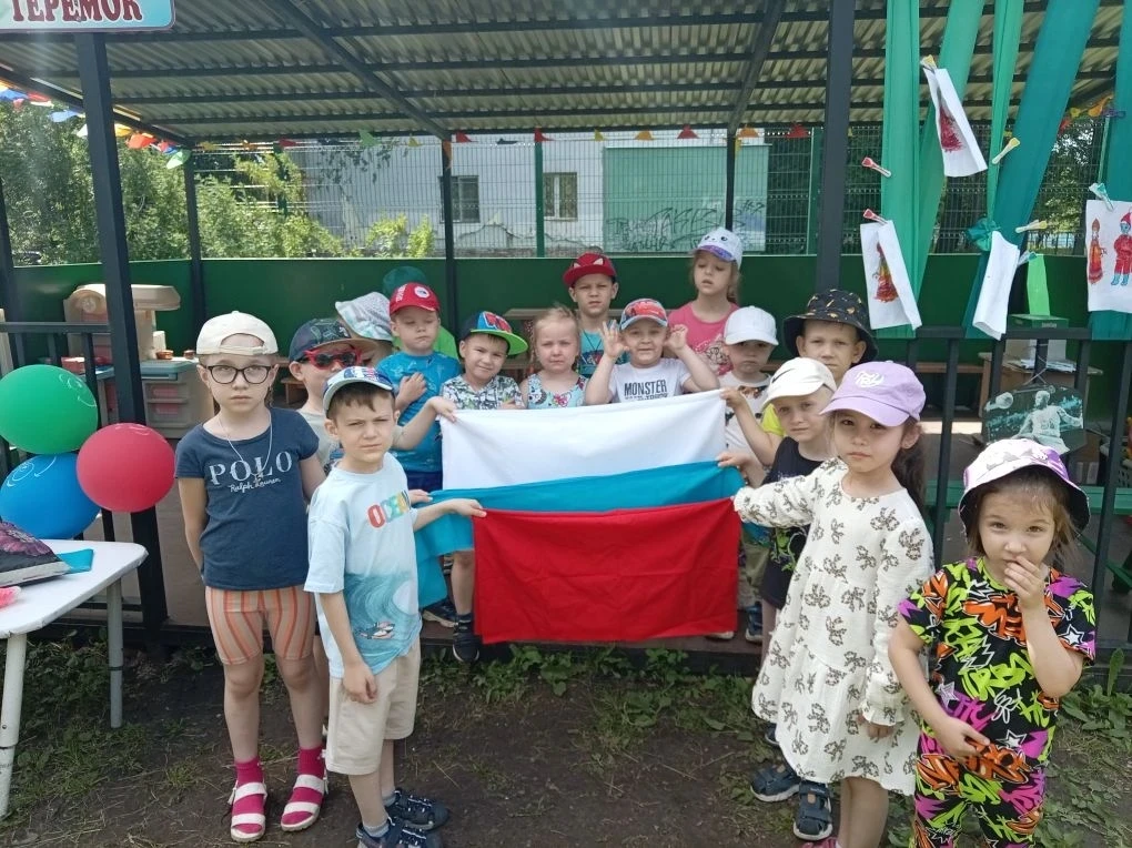 Ребята 3 и4 групп рассмотрели портреты великих людей России, собрали пазлы города России.