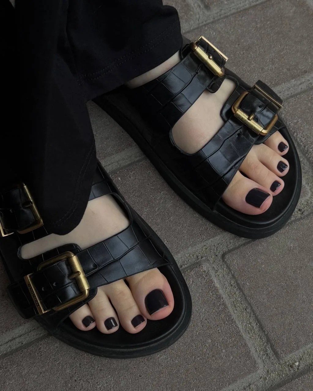 Лето почти закончилось, а ты всё ещё без педикюра? 👡 Август — последний месяц, когда т...