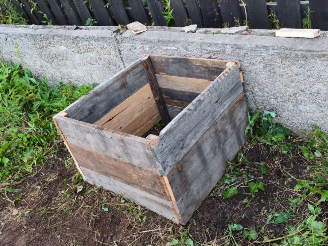 Витя продолжает разбираться с баней. Точнее, разбирать баню 🤣
