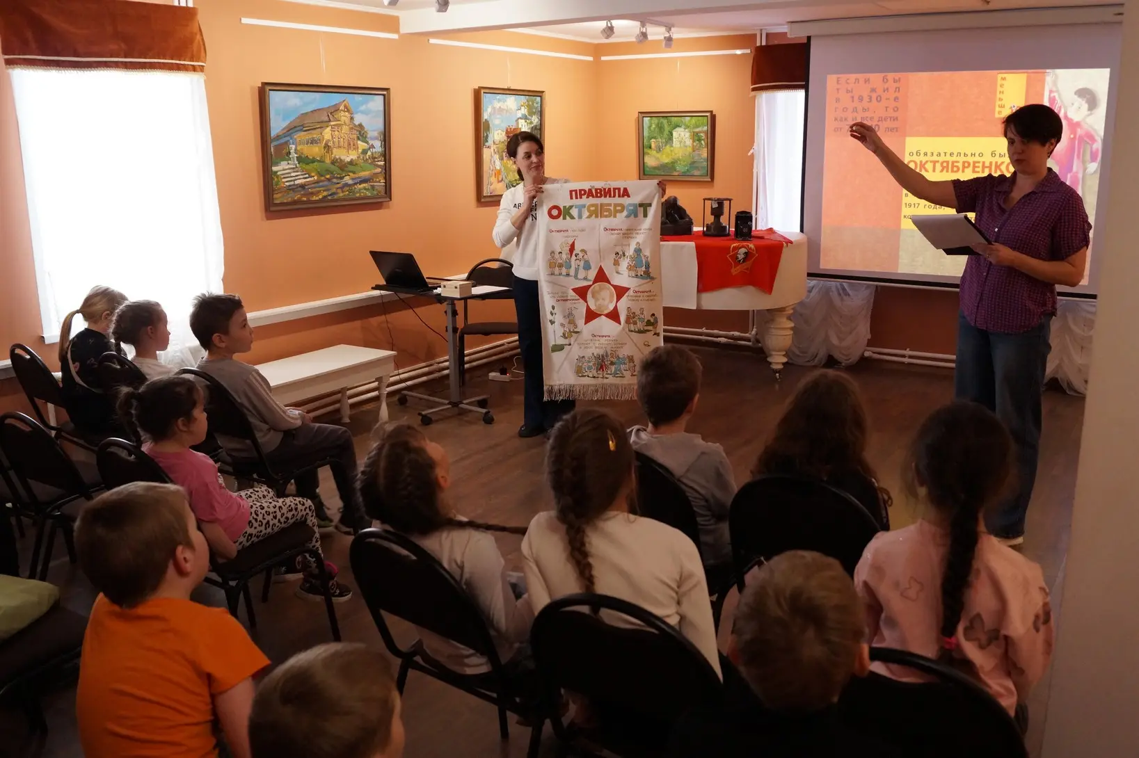 В музее проходят тематические программы для школьников "Страницы детства".