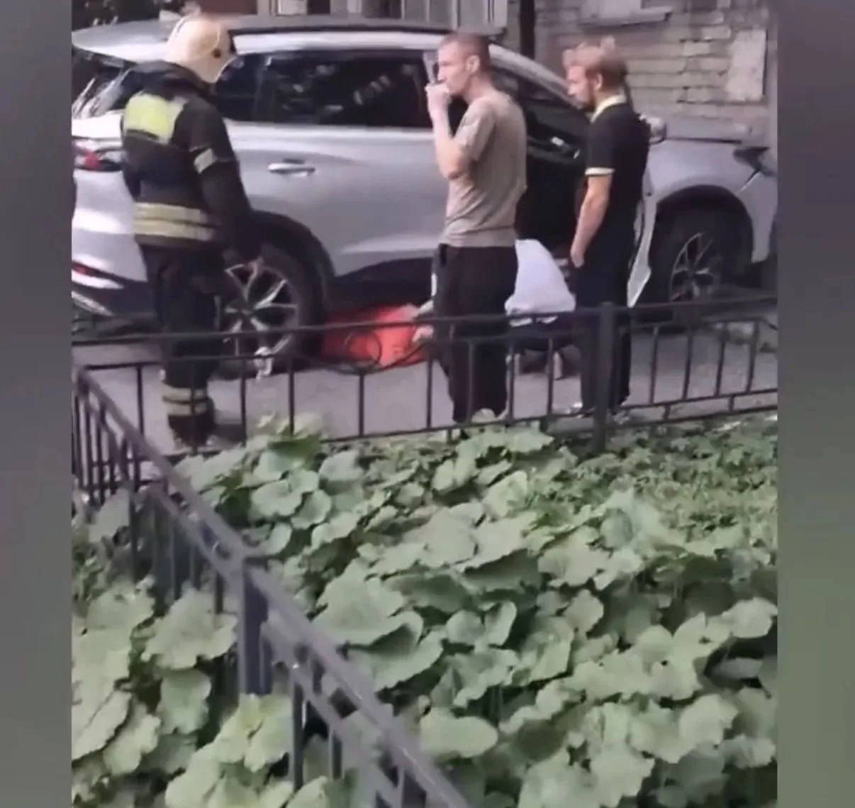 Кроссовер врезался в подъезд и сбил пешехода