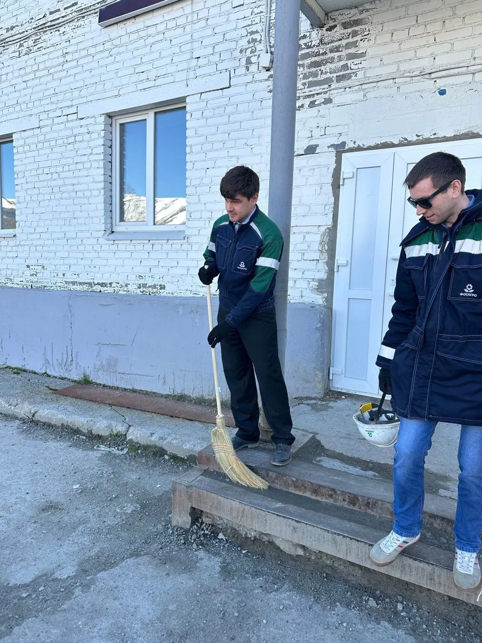 Работники Горного цеха вышли на субботник. Был наведен порядок на территории вокруг АБК «Юкспор» и п