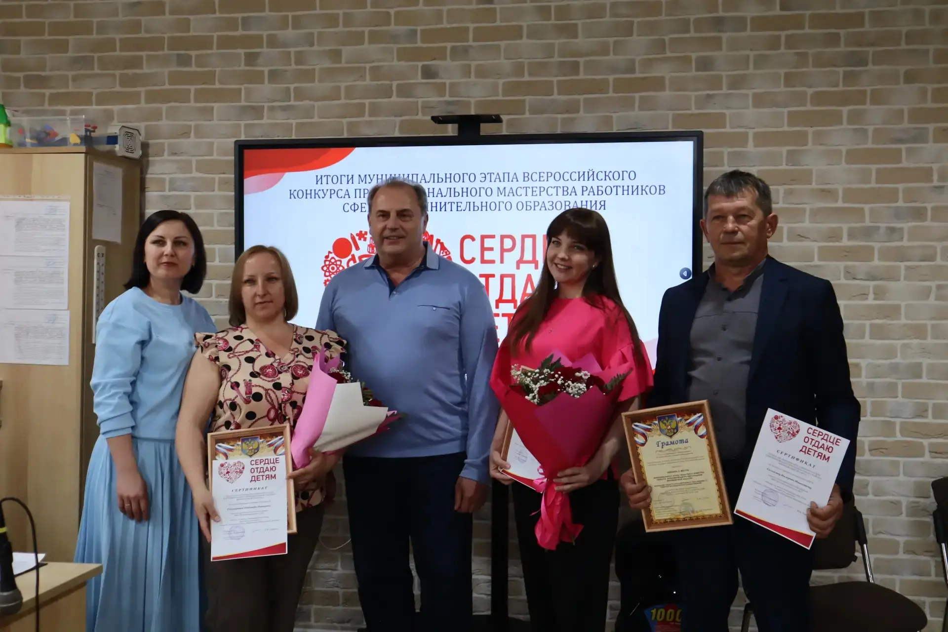 НАГРАДА В РУКАХ ПОБЕДИТЕЛЕЙ 🎉