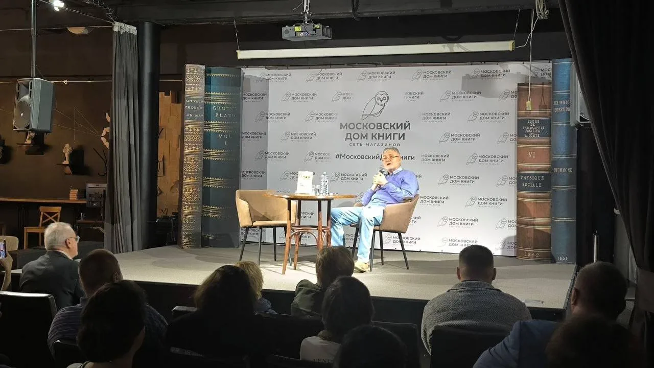 Юрий Поляков тем временем традиционно собрал полный зал на презентации книги «Дедушка влюбился» 📚