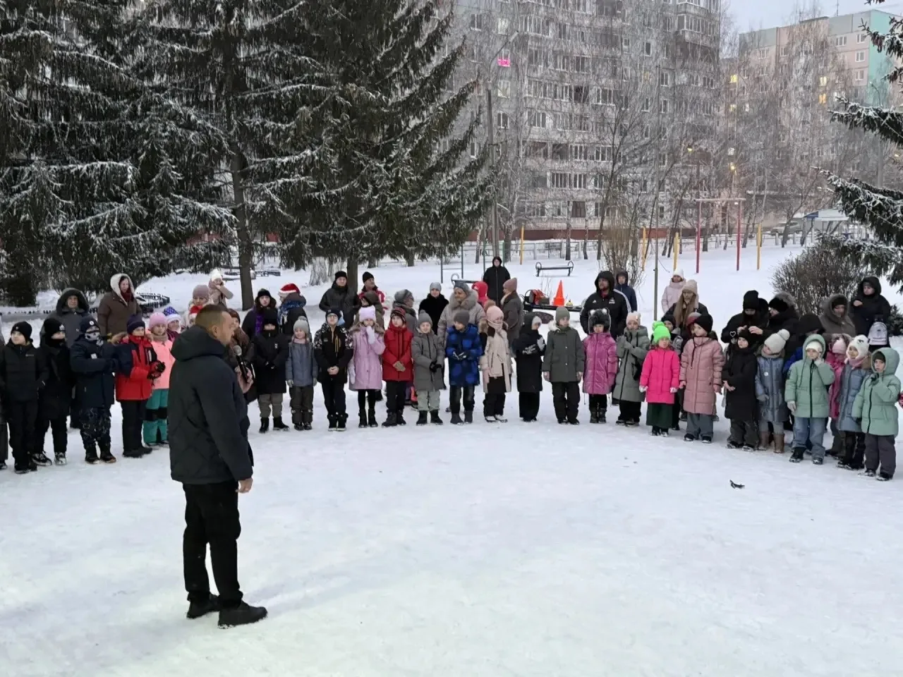 🎄✨ Сегодня во дворе нашей школы прошел настоящий новогодний праздник! 🎉  Жители микрорайона, взрослы